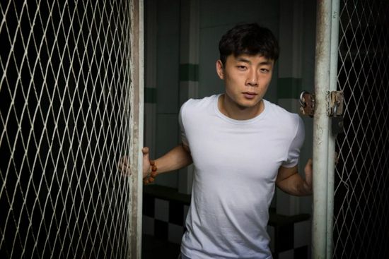他们深入亚洲最大地下溶洞十二背后取景，在一些极狭窄的特殊地段中，剧组人员甚至无法直立行走，只得花费20余天开辟道路进出